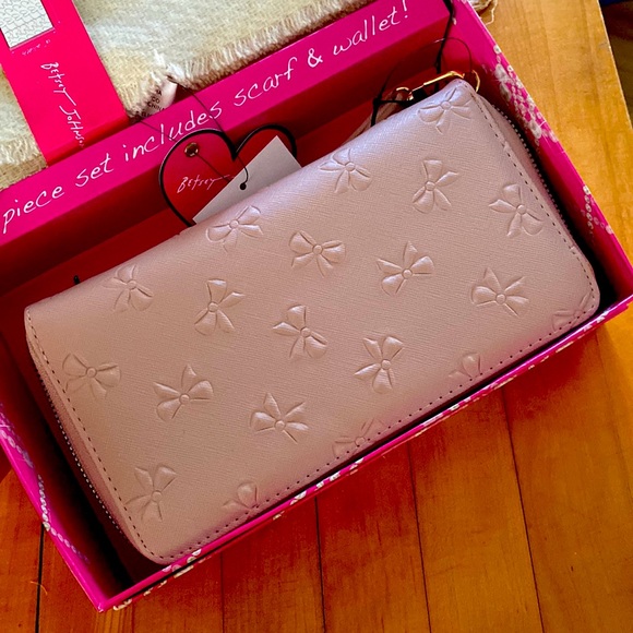 Betsey Johnson Light Pink Bow Embossed Wallet, with Soft, Cozy Cream Sca… - Picture 3 of 13